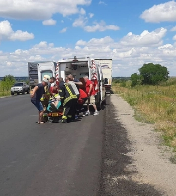 На Кіровоградщині бійці ДСНС рятували водія з понівеченого в ДТП бензовоза
