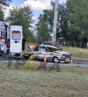 Вантажівка розтрощила "ВАЗ": у Дніпрі під мостом сталася ДТП