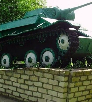 На Харківщині невідомі викрали з кладовища радянський танк
