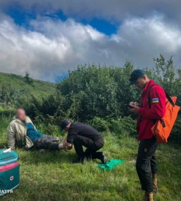 Невдалий підйом на Петрос: під куполом відомої вершини рятували травмованого туриста із Запоріжжя