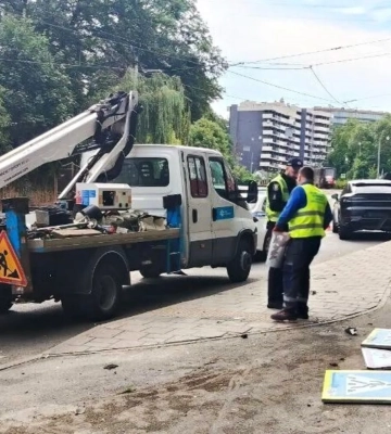 Во Львове водитель Porsche сбил светофор и скрылся с места ДТП