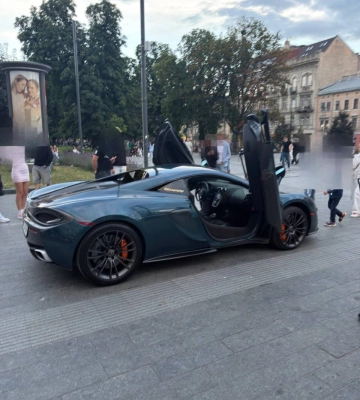 Водія британського McLaren оштрафували в центрі Львова