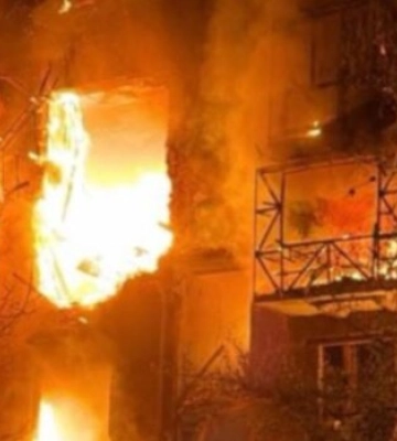 Атака БпЛА на Запоріжжя: двоє поранених, багатоповерхівка у вогні