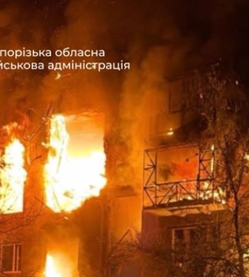 Дрон рф влучив у багатоповерхівку в Запоріжжі, будинок охопила пожежа, є поранені