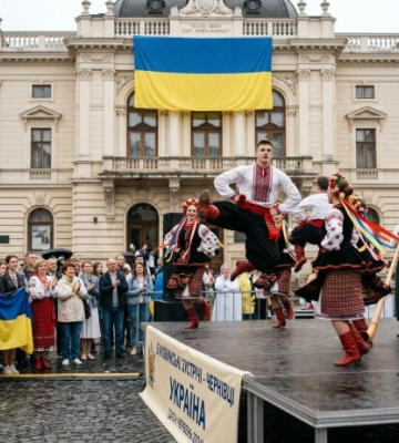У Чернівцях стартували "Буковинські зустрічі": трембіти, танці та збір для ЗСУ