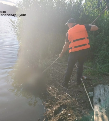 На Кіровоградщині рятувальники дістали зі ставка тіло потопельника, особа якого встановлена, - ДСНС