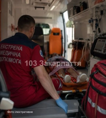 Мотоцикліст збив 7-річну дитину у Виноградові: дівчинка в лікарні