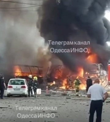 Враг ударил по объекту транспортной инфраструктуры в Одессе: горели автобусы, есть пострадавшие (обновлено). ФОТОрепортаж