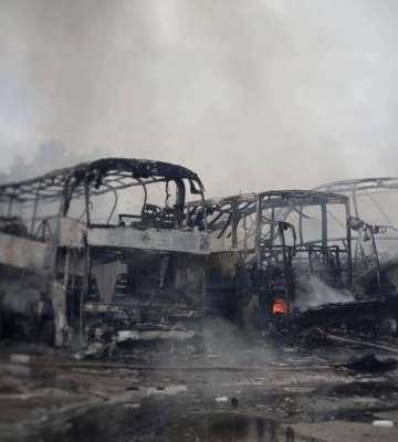 Росіяни атакували Одесу: внаслідок влучань згоріли автобуси, 4 поранених