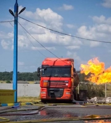 Через удар РФ по Одесі постраждали троє чоловіків, згоріли автобуси – МВА