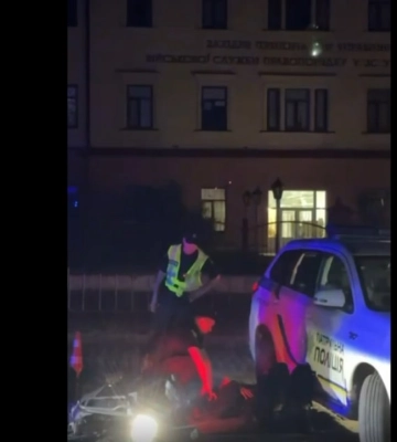 У Львові електроскутер зіткнувся зі службовим авто патрульних: є постраждалий