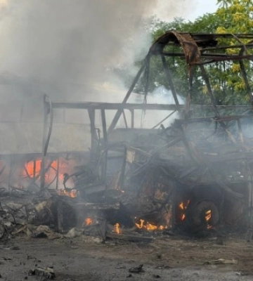 Росіяни вдарили по автопарку та санаторію в Одесі, четверо постраждалих