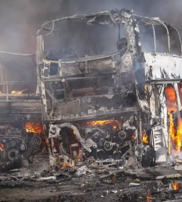Окупанти вдарили по автопідприємству в Одесі, є постраждалі: ДСНС оприлюднила фото наслідків