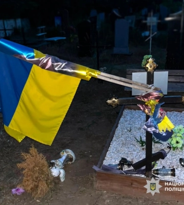 На одному з кладовищ Одещини пошкоджено могилу військового: що кажуть правоохоронці