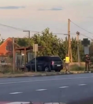 Біля Луцька авто влетіло в зупинку громадського транспорту. Відео
