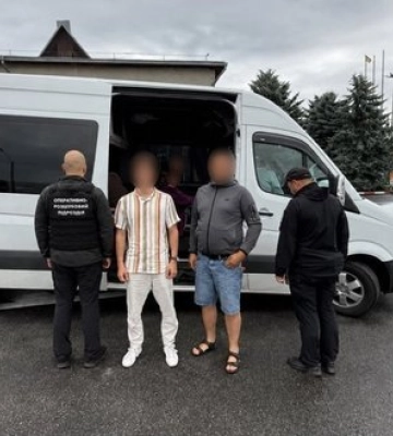 На Буковині правоохоронця підозрюють в організації незаконного переправлення чоловіків за кордон