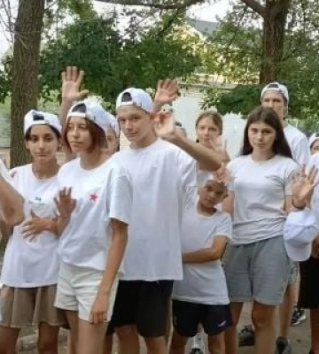 Пять километров до "патриотизма": в Мелитополе сирот заставили бежать к военному мемориалу