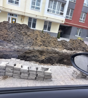 «Будинок уже тиждень без води»: мешканці ЖК у Чернівцях скаржаться на наслідки земляних робіт