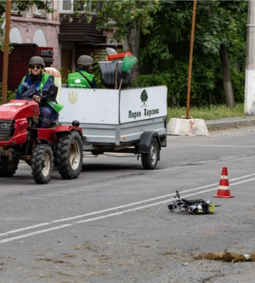 У Херсоні росіяни атакували АЗС і навчальний заклад, є загибла та постраждалі