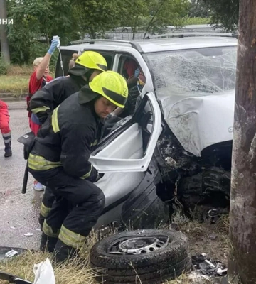 У Дніпрі на Академіка Белелюбського Mercedes "влетів" в електроопору