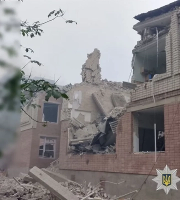 В Херсоне в результате авиаудара разрушен центр выдачи гуманитарной помощи. ФОТО