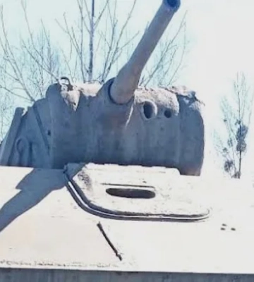 В Осколі на Харківщині викрали танк Т-34 з меморіального кладовища та пошкодили поховання