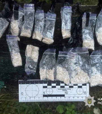 У Черкасах поліцейські затримали 16-річного підлітка за підозрою у вуличному збуті наркотиків. ФОТО