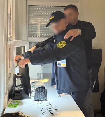 Митника зі Львівщини судитимуть за хабарі за вивезення готівки до Польщі