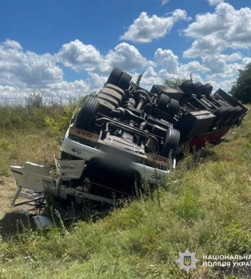 На Кіровоградщині фура перекинулася у кювет, водій потрапив до лікарні, - поліція