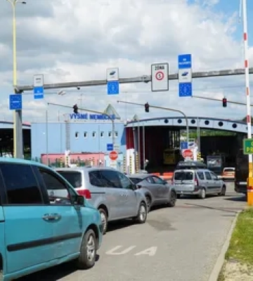 Повідомив перехожий: біля КПП Вишнє Нємецке-Ужгород виявили крадений автомобіль