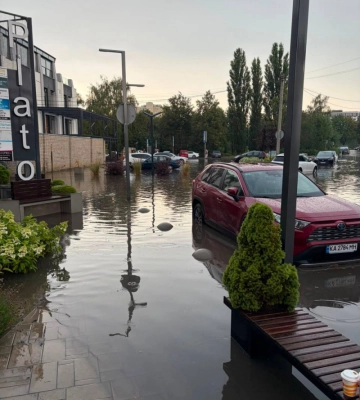 Луцьк після зливи опинився під водою: на деяких вулицях утворилися «озера». Відео