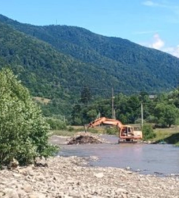 Загроза великої води на Тячівщині: у Руській Мокрій терміново рятують житлові будинки та русло річки (ФОТО)