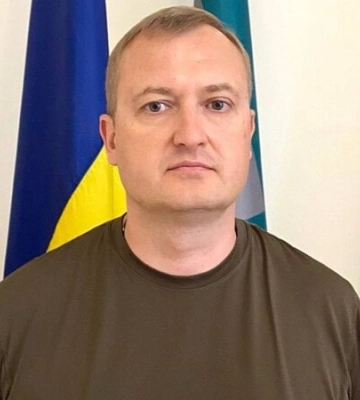 У Сумах російський безпілотник влучив у дворі багатоповерхівки