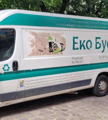 Як працює львівський екобус. Про «глухі» локації, хитрі підприємства та тонни батарейок, що чекають на утилізацію (відео)