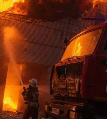 Росія вдарила балістикою по Києву: місто охопили пожежі