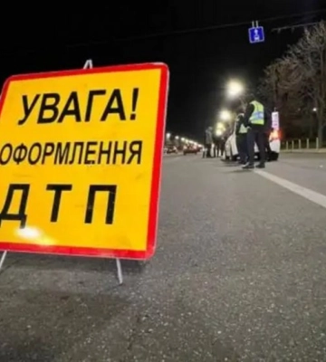 У Львові сталася нічна ДТП за участю поліцейського авто та мотоцикла (ВІДЕО)