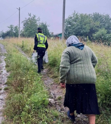 Під час зливи поблизу Рівного патрульні допомогли 76-річній жінці дістатися додому