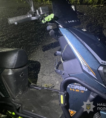 На Волині внаслідок ДТП постраждала дівчина, яка їхала на електроскутері, - поліція