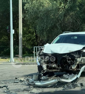 В Днепре на Набережной Заводской столкнулись Renault и Subaru: подробности и видео