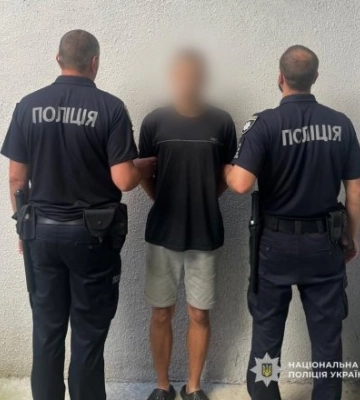 Зухвале пограбування в Мукачеві: 18-річний хлопець вихопив телефон у продавчині та втік з алкоголем