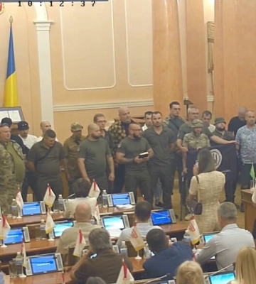 В Одесі під час сесії міськради ветерани заблокували трибуну, виникла суперечка