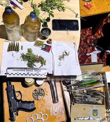 У 33-річного здолбунівчанина під час обшуку виявили зброю та наркотики