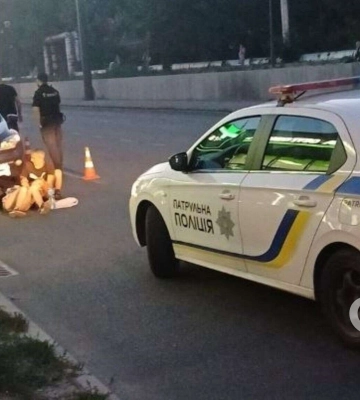 У Дніпрі на Калиновій двоє пішоходів потрапили під колеса Renault