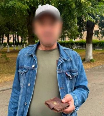 У Рівному патрульні допомогли чоловікові повернути загублений гаманець із документами та грошима