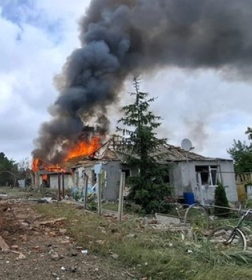 Росія вдарила КАБами по Слатиному на Харківщині: загинула жінка, ще одна поранена. ФОТОрепортаж