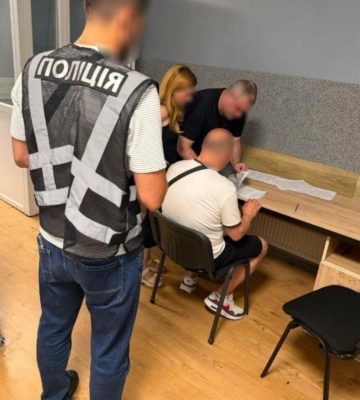 Змушував надсилати інтимні фото: у Львові заарештували педофіла, який знущався з сестер 9 та 11 років