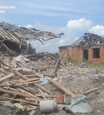 Россия нанесла удар КАБами по Слатино в Харьковской области: одна женщина погибла, еще одна ранена. ФОТОРЕПОРТАЖ