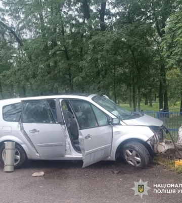 У Кропивницькому легковик в'їхав в бетонну перешкоду: травми отримали жінка з дитиною