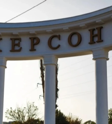 Враг ударил дронами по Запорожью: горят грузовики, есть раненый (ВИДЕО)