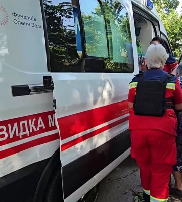 Россияне ударили по многоэтажкам в Херсоне: 3 раненых